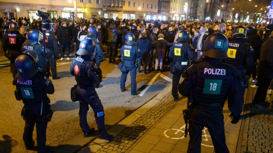 Κινητοποιήσεις στη Γερμανία των επικριτών των περιοριστικών μέτρων - Συγκρούσεις με την αστυνομία