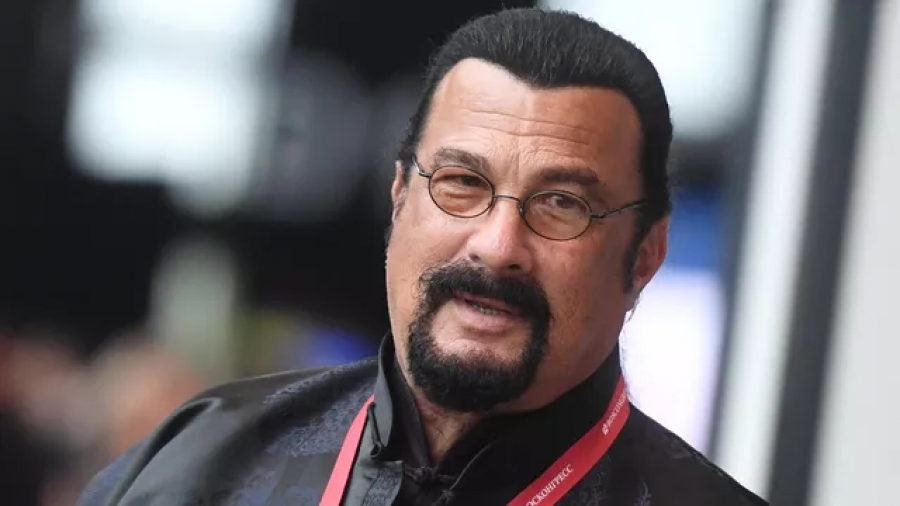Ο πασίγνωστος Αμερικανός ηθοποιός Seagal είπε ότι δεν θα εγκαταλείψει ποτέ την ρωσική υπηκοότητα