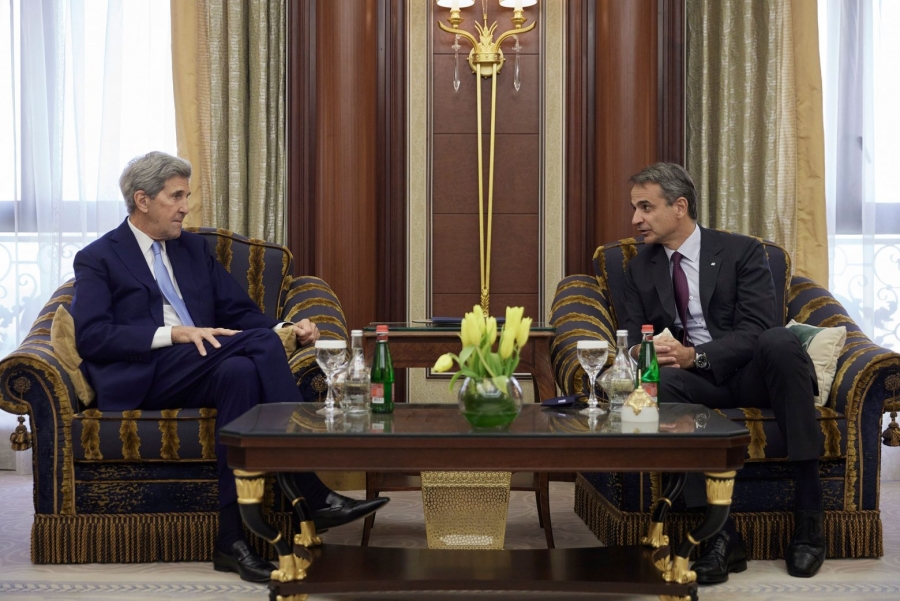 Συνάντηση Μητσοτάκη με John Kerry (ΗΠΑ) για τις προκλήσεις της κλιματικής κρίσης
