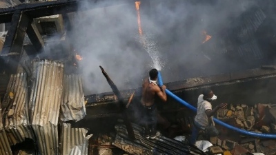 Έκρηξη βυτιοφόρου με δεκάδες νεκρούς στην Λιβερία - Κάτοικοι άνοιγαν τρύπες για να πάρουν καύσιμο!
