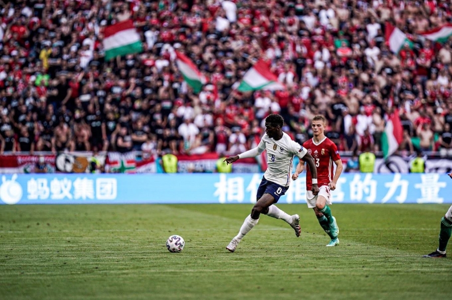 Πογκμπά: «Δεν θεωρώ ότι ήταν χαστούκι, απλά ένα ακούμπημα στο πρόσωπο»