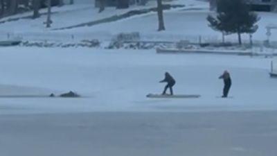 Ηρωική πράξη - Πολίτες σώζουν άνδρα που έπεσε μέσα σε παγωμένη λίμνη (vid)