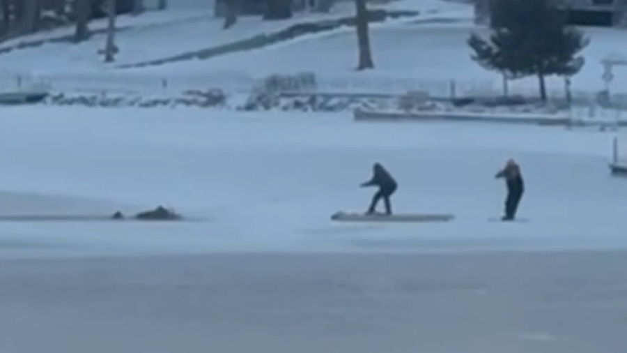 Ηρωική πράξη - Πολίτες σώζουν άνδρα που έπεσε μέσα σε παγωμένη λίμνη (vid)