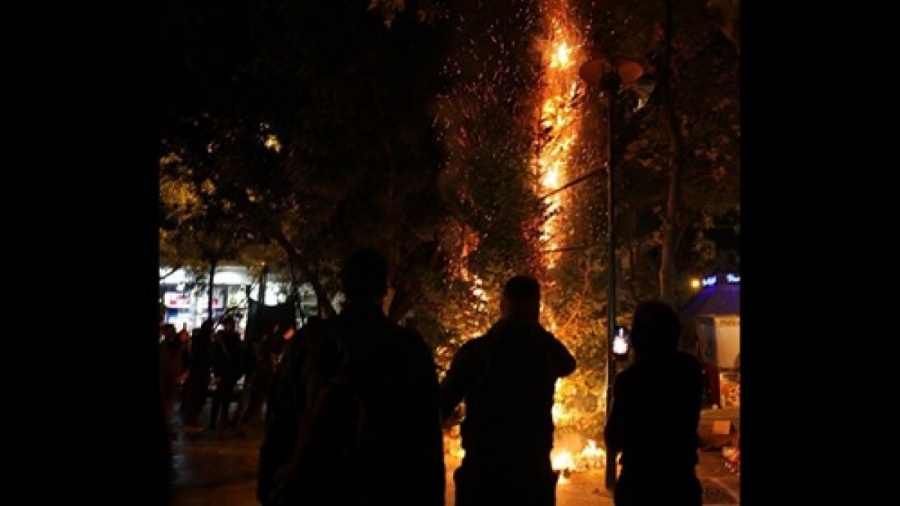 Έκαψαν και πάλι το χριστουγεννιάτικο δέντρο στα Εξάρχεια