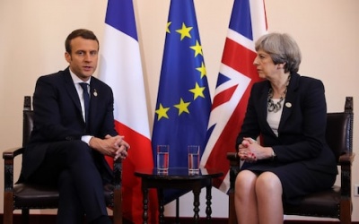 Macron και May καλούν τη διεθνή κοινότητα να ενισχύσει την απαγόρευση των χημικών όπλων