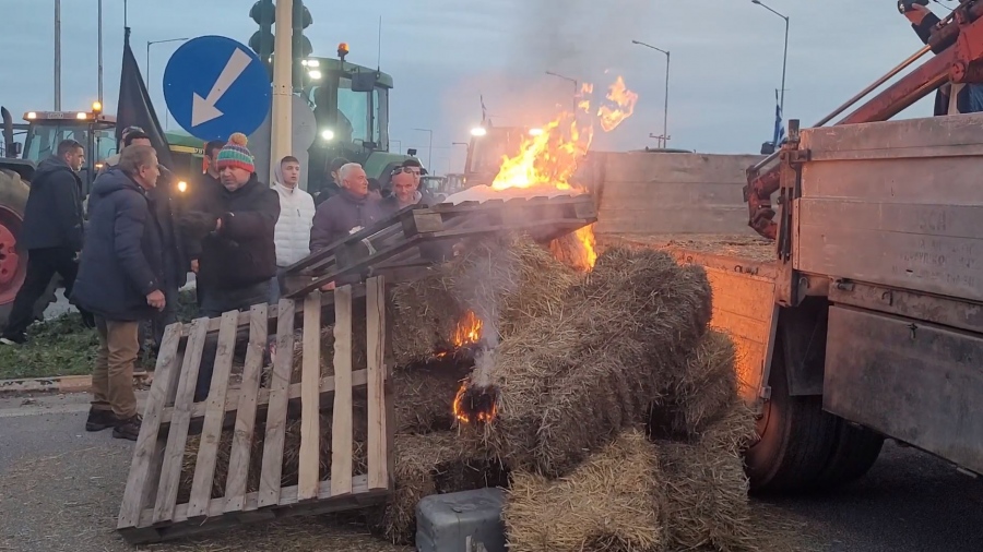 Η στιγμή που οι αγρότες καίνε λάστιχα και άχυρα στον Πλατύκαμπο - Βίντεο