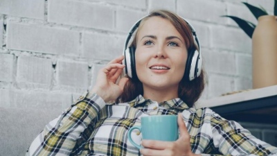 Μουσική και ακουστικά - Όχι πάνω από μια ώρα την ημέρα συνιστούν οι ειδικοί - Κίνδυνος απώλειας ακοής