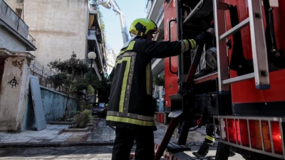 Μεγάλη φωτιά στον Πειραιά - Στις φλόγες τυλίχθηκε αποθήκη επί της οδού Δημητρίου Γούναρη