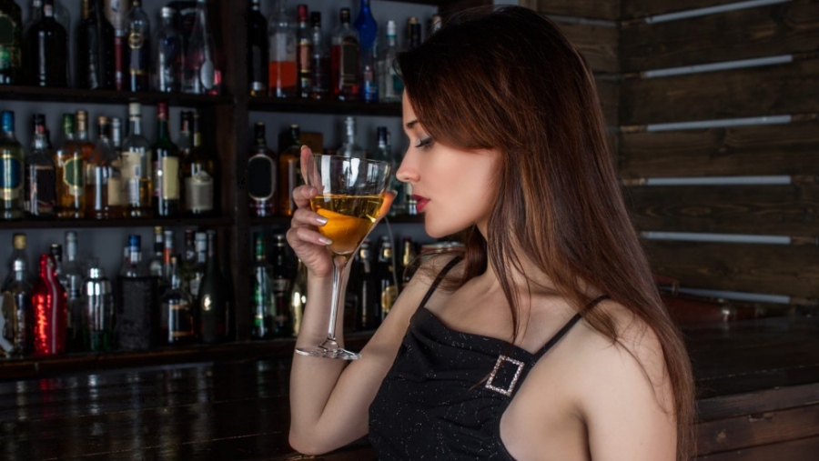 Οι ορμόνες προστατεύουν καλύτερα τις γυναίκες από το άγχος όταν πίνουν αλκοόλ