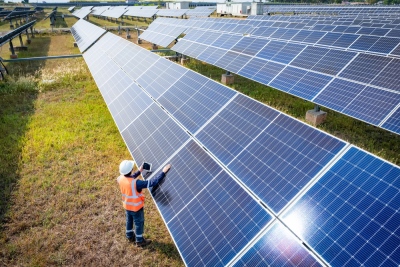 ΕΕ: Στήριξη των κατασκευαστών ηλιακών πάνελ, αλλά χωρίς περιορισμούς στην Κίνα