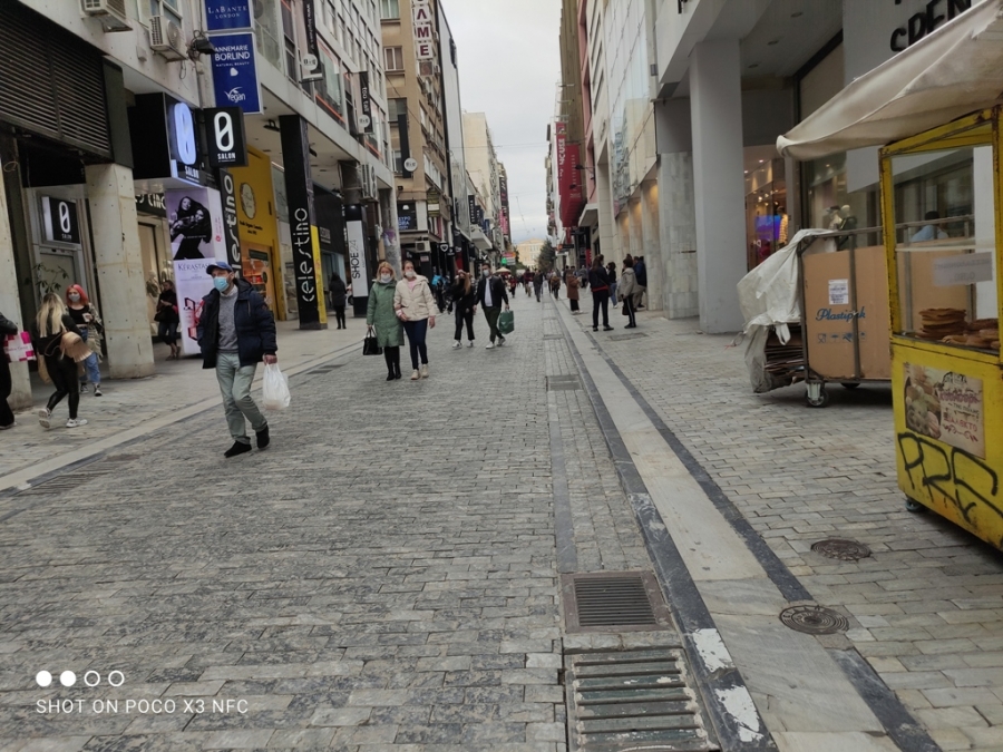 Μέτρια η κίνηση στην οδό Ερμού την πρώτη ημέρα επαναλειτουργίας του λιανεμπορίου