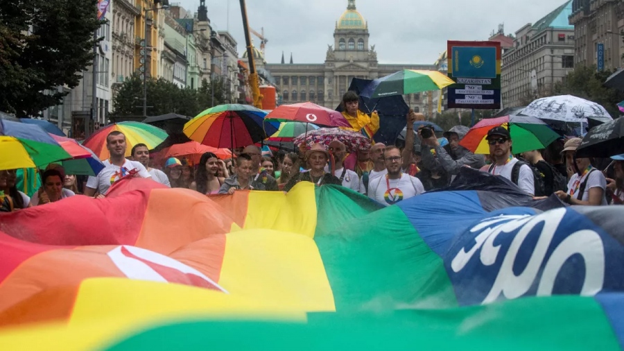 Τσεχία: Το κοινοβούλιο απέρριψε τον γάμο και την τεκνοθεσία ομόφυλων ζευγαριών