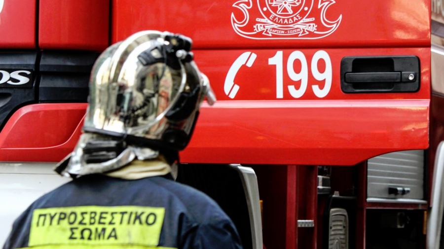 Ασπρόπυργος: Υπό έλεγχο η φωτιά σε σπίτι - Στο σημείο οι πυροσβεστικές δυνάμεις