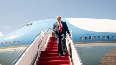 Τρόμος στον αέρα για τον Donald Trump - Αεροπλάνο λίγο έλειψε να συγκρουστεί με προεδρικό Air Force One