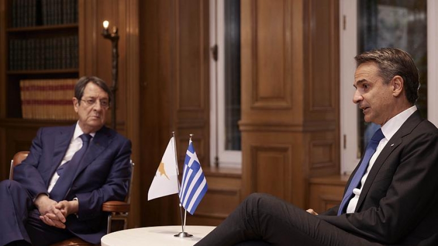 Στην Κύπρο ο Μητσοτάκης – Συνάντηση με Αναστασιάδη στη σκιά των τουρκικών προκλήσεων