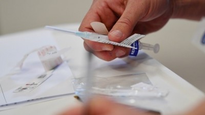Η Βρετανία θα επιτρέψει τον συνδυασμό δύο διαφορετικών εμβολίων κατά του κορωνοϊού