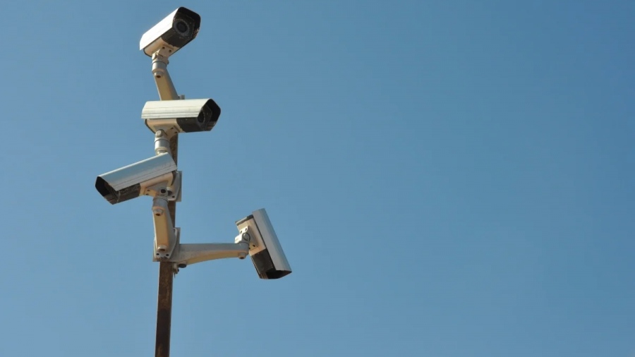 Η Βρετανία ξηλώνει όλες τις κάμερες «made in China» από τα ευαίσθητα κυβερνητικά κτήρια