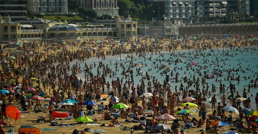 Πορτογαλία: Στις παραλίες χιλιάδες πορτογάλοι μετά την άρση των περιοριστικών μέτρων