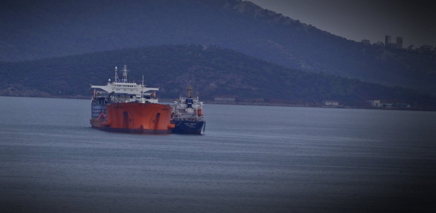 Δεξαμενόπλοιο που μεταφέρει 880 κυβικά πετρέλαιο προσάραξε ανοικτά της Άνδρου