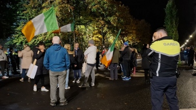 Οργή στην Ιρλανδία - Λαθρομετανάστης βίασε 10χρονο κορίτσι σε δομή φιλοξενίας - Ξεσηκώνονται οι κάτοικοι