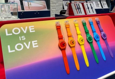Μαλαισία: Τρία χρόνια φυλακή για όσους φορούν ή πωλούν ρολόγια Swatch στα χρώματα της ΛΟΑΤΚΙ+ κοινότητας