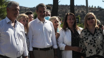 Ανέμελος και χαμογελαστός ο Μητσοτάκης στην «αυτοψία» στα καμένα - Σάλος στο Twitter: «Έβγαζε selfie»