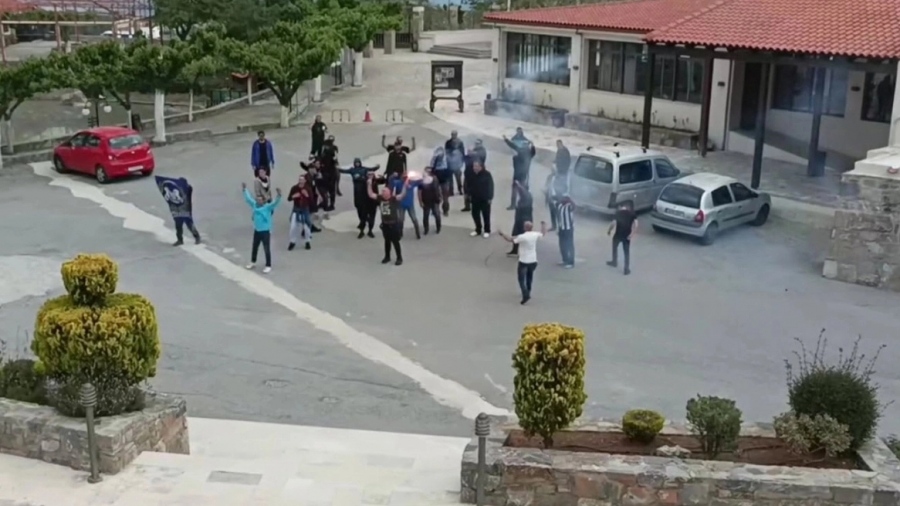 Βγήκαν κουμπούρια: Σοκ πριν τον αγώνα Ερμής Ζωνιανών - Δόξα Βύρωνος - Οπαδός σήκωσε όπλο στον αέρα