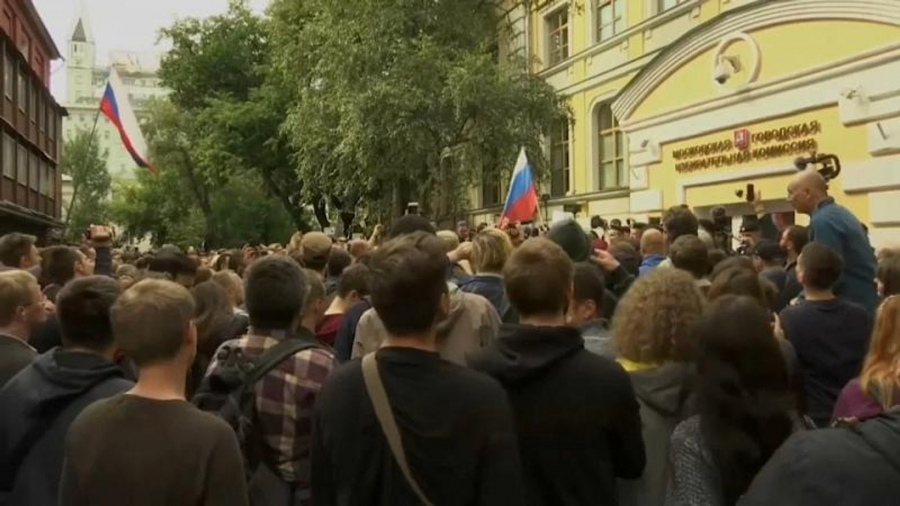 Εκατοντάδες Ρώσοι στους δρόμους της Μόσχας για να καταγγείλουν τα «αποτελέσματα νοθείας» των βουλευτικών εκλογών