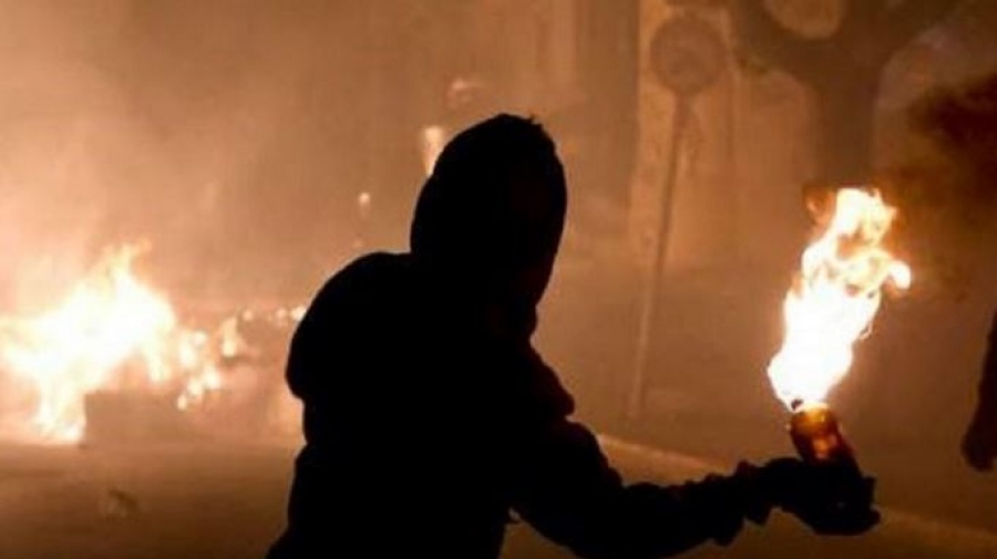 Επεισόδια με μολότοφ κατά αστυνομικών, μετά τον τραυματισμό νεαρής σε αντιφασιστική συναυλία στο Νέο Ηράκλειο