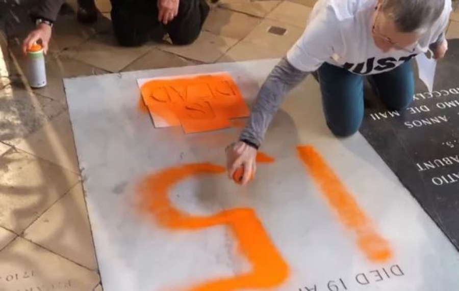 Δεν σέβονται τίποτα οι αποθρασυμένοι των καιρών μας - Ακτιβίστριες βεβήλωσαν με μπογιά τον τάφο του Δαρβίνου στο Αββαείο του Westminster