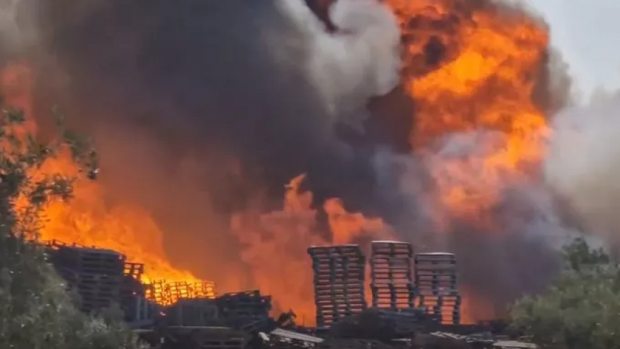 Μεγάλη φωτιά σε αποθήκη με παλέτες στον Ασπρόπυργο