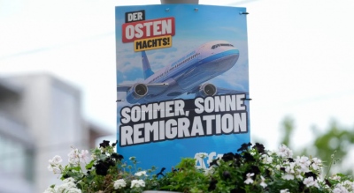 «Αναχώρηση» - Σάλος στη Γερμανία με το AfD που μοίρασε αεροπορικά εισιτήρια απέλασης σε μετανάστες