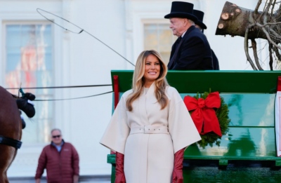Μαγευτική Melania – Η σύζυγος του Trump παρέλαβε το Χριστουγεννιάτικο δέντρο του Λευκού Οίκου και τράβηξε όλα τα βλέμματα