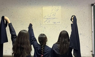 Iράν: Μαθήτριες πετούν τις μαντίλες και διαδηλώνουν κατά των κληρικών της κυβέρνησης