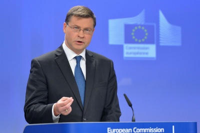 Dombrovskis: Αναγκαία η δημιουργία εθνικής αρχής για τη διαχείριση των NPLs στην Ελλάδα