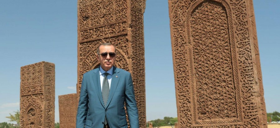 Η λίρα καταρρέει, η οικονομία παραπέει, αλλά ο Erdogan απτόητος χτίζει το νέο του παλάτι!
