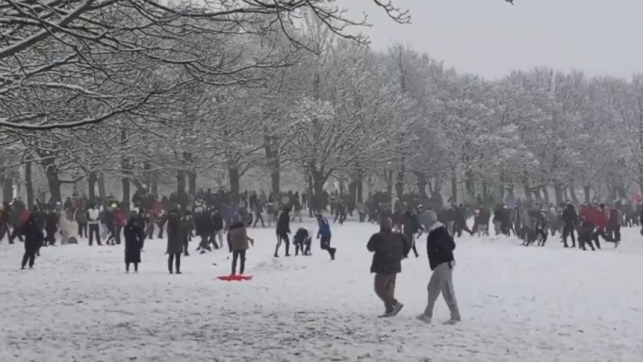 Βρετανία: 11.300 ευρώ πρόστιμο για διοργάνωση... χιονοπόλεμου
