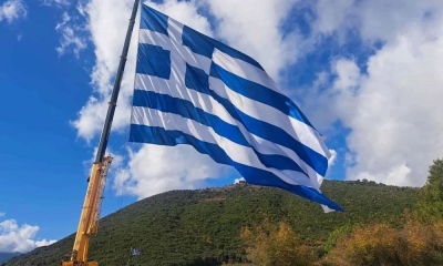 Η μεγαλύτερη ελληνική σημαία κυματίζει και φέτος στο Καλπάκι για την 28η Οκτωβρίου