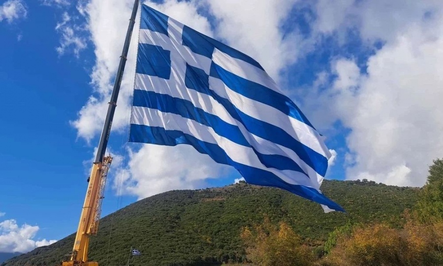 Η μεγαλύτερη ελληνική σημαία κυματίζει και φέτος στο Καλπάκι για την 28η Οκτωβρίου