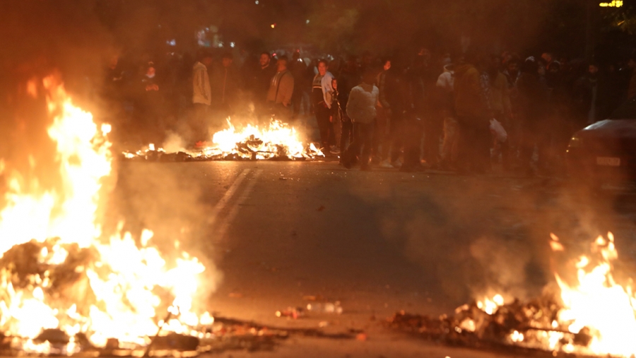 Πυροβολισμός 16χρονου - Ακόμα μία νύχτα επεισοδίων από Ρομά: «Θα πάρουμε τον νόμο στα χέρια μας, αν δεν τιμωρηθεί ο αστυνομικός»