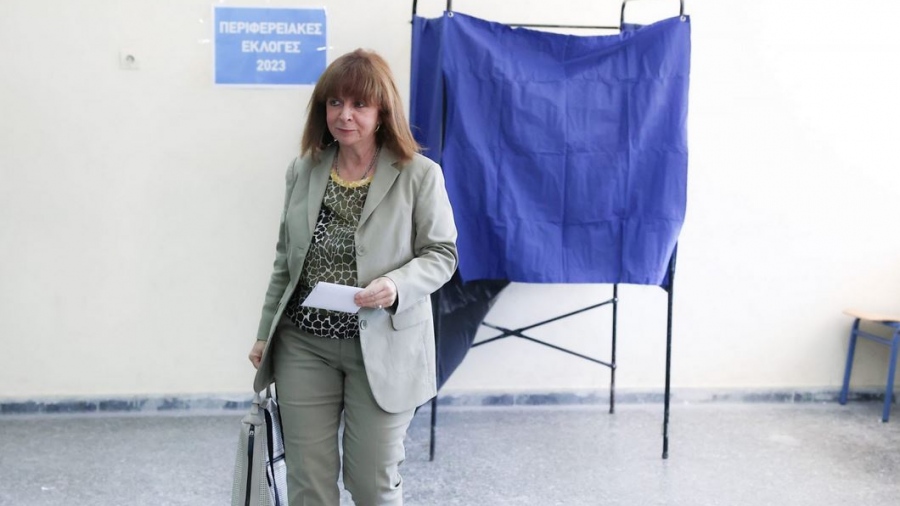 Αυτοδιοικητικές εκλογές: Στο 21ο Γενικό Λύκειο Αθηνών άσκησε το εκλογικό της δικαίωμα η Σακελλαροπούλου