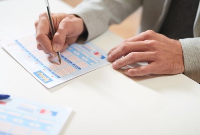 Το ΤΖΟΚΕΡ μοιράζει απόψε 4,7 εκατομμύρια ευρώ - Στο ρυθμό του τζακποτ τα πρακτορεία ΟΠΑΠ