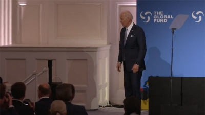 Το video που προκαλεί έντονη ανησυχία στις ΗΠΑ: Ο Biden δείχνει... εντελώς χαμένος επί σκηνής