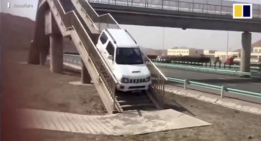 Δείτε ένα Suzuki Jimny να κάνει αναστροφή… από μία πεζογέφυρα!