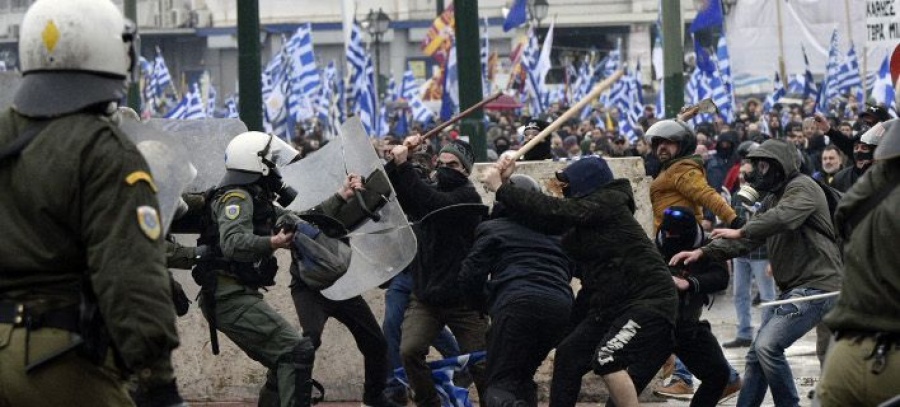 Σε έξι προσαγωγές κουκουλοφόρων προχώρησαν τα ΜΑΤ μετά τα έκτροπα στο Σύνταγμα