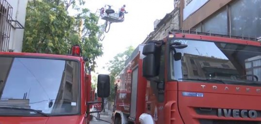 Πυρκαγιά στο κέντρο της Αθήνας: Κτίριο τυλίχθηκε στις φλόγες