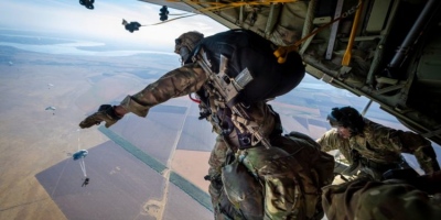 Σχεδόν... αστείο: Ουκρανοί αλεξιπτωτιστές τράπηκαν σε φυγή από ρωσικά επιθετικά αεροσκάφη - «Τρέχουν ακόμα»