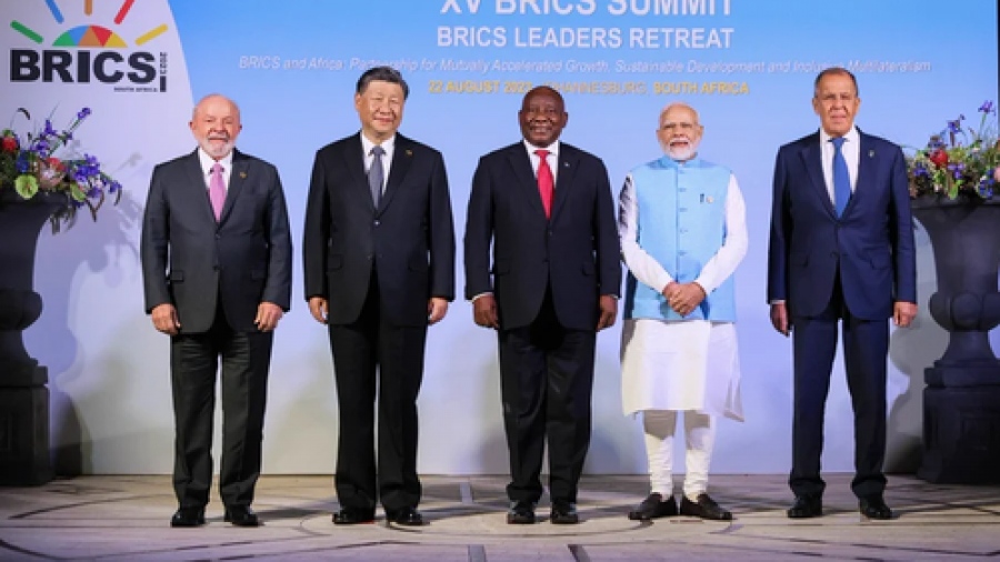 Ο Putin έδωσε τον τόνο για το μέλλον των BRICS: «Μη αναστρέψιμη η αποδολαριοποίηση - Ξεπερνάμε σε δυναμική τους G7»