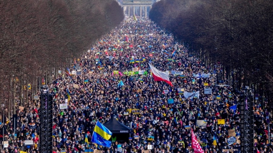  Κύμα διαδηλώσεων κατά της παράδοσης στρατιωτικών εξοπλισμών στην Ουκρανία σαρώνει τις ευρωπαϊκές χώρες.