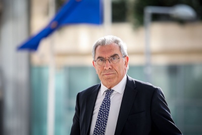 Πέταξαν τρικάκια με συνθήματα στο γραφείο του δικηγόρου, Βασίλη Καπερνάρου